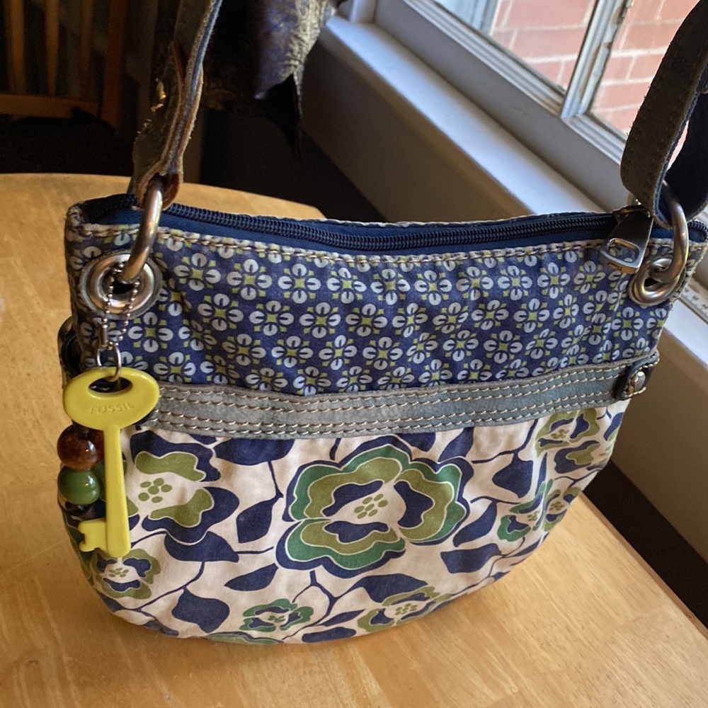 V! Fossil 11x9x2” crossbody bag pre-owned condition